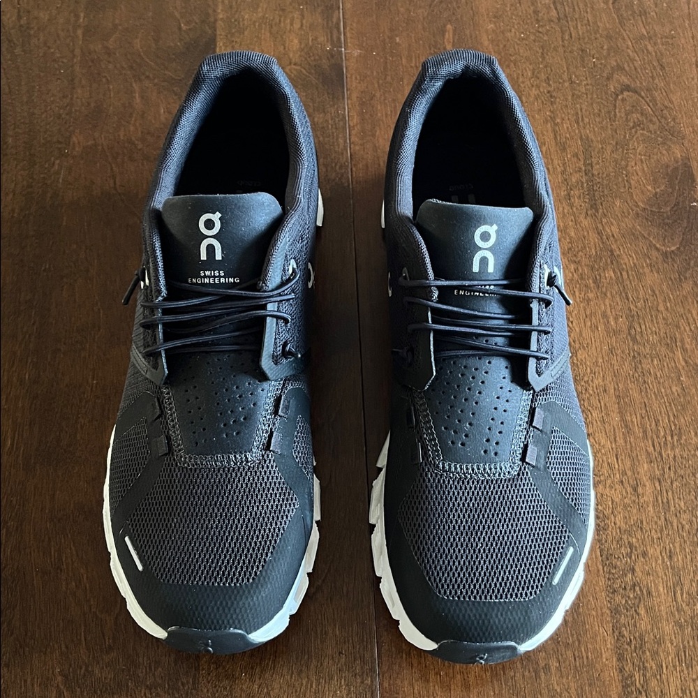 Cloud 5 Women Black/White 10 NWOT